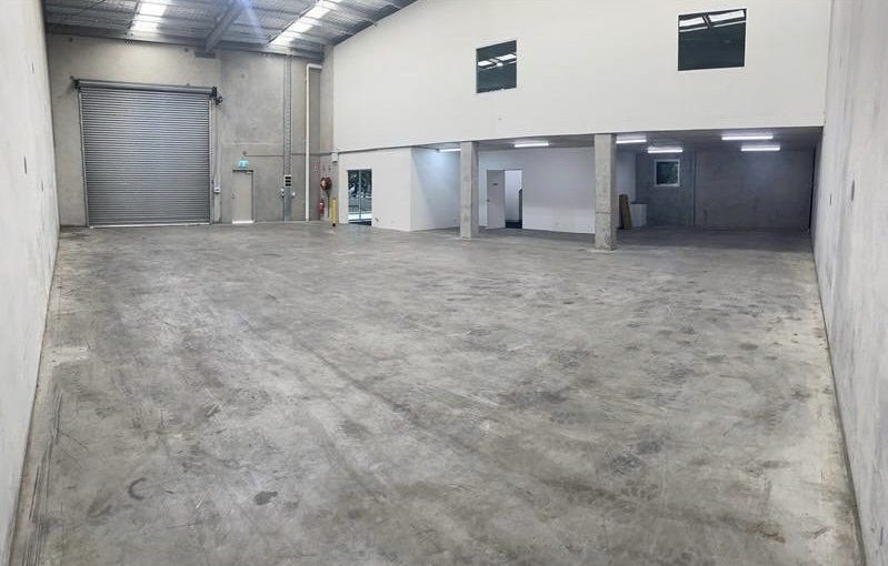 High bay doors allow container access with side loading, a very important feature for efficient industrial use. Ceiling heights of 8.5 m give pallet efficiency, as well as comfortable overhead space for the office areas.