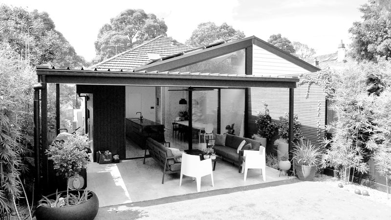 Although this is a semi-detached house, the covered outdoor area maintains privacy and its own sense of identity